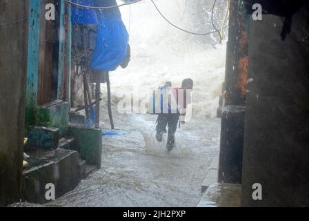 Mumbai, Maharashtra, India. 14th de julio de 2022. Las altas olas de marea entran en una zona de tugurios durante el monzón en Mumbai, India, 14 de julio de 2022. (Imagen de crédito: © Indranil Aditya/ZUMA Press Wire) Crédito: ZUMA Press, Inc./Alamy Live News Foto de stock