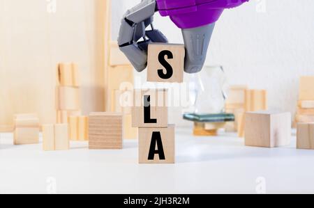 Tres cubos de madera con letras SLA: Significa acuerdo de nivel de servicio Foto de stock