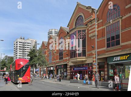 Barking Town Center, Londres, Reino Unido. Ripple Road, muestra el centro comercial Vicarage Field (derecha). Ambiente concurrido, de calle alta. Día de verano. Foto de stock