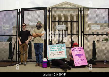 Washington, DC, 16 de julio de 2022, manifestantes pro-elección levantan carteles frente al edificio de la Corte Suprema de los Estados Unidos en medio de manifestaciones en curso tras el vuelco de Roe contra Wade. Crédito: Philip Yabut/Alamy Live News