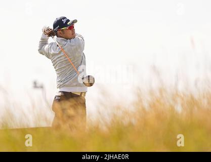 Hideki Matsuyama de Japón golpea el sexto tee durante la tercera ronda del campeonato de golf del British Open el 16 de julio de 2022, en el Old Course en St. Andrews, Escocia. (Kyodo)==Foto de Kyodo vía crédito: Noticias en vivo de Newscom/Alamy