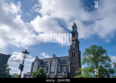 Iglesia Westerkerk, Ámsterdam. Iglesia reformada dentro del calvinismo protestante holandés, edificio renacentista con campanario alto, Holanda Países Bajos. Foto de stock