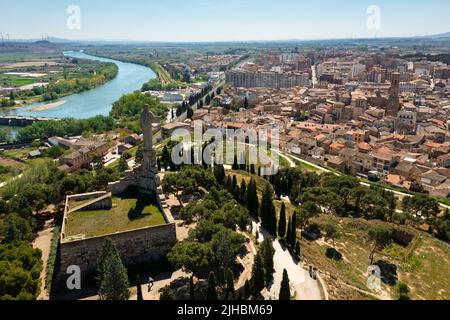 Vista aérea del paisaje urbano de Tudela con Monumento al Sagrado Corazón de Jesús Foto de stock
