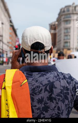 Hace unos días que los manifestantes irrumpieron en el edificio presidencial y su presidente renunció, pero siguen luchando por su derecho contra TH Foto de stock