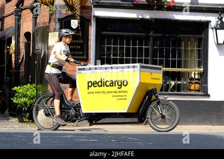 Pedicargo opera una flota de bicicletas de carga alrededor de Hereford Reino Unido para entregas comerciales locales y reciclaje de la recolección de residuos Foto de stock
