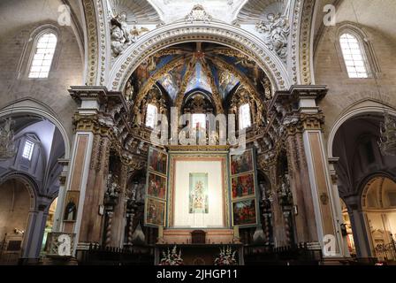 Interior de la hermosa Catedral de Valencia, construida sobre un antiguo templo romano, que más tarde fue una mezquita, en España, Europa Foto de stock