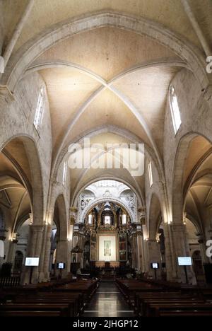 Interior de la hermosa Catedral de Valencia, construida sobre un antiguo templo romano, que más tarde fue una mezquita, en España, Europa Foto de stock