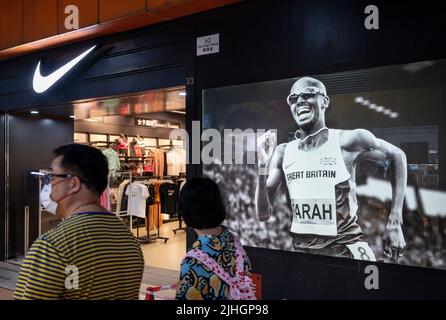 Entrada Residente grava Los compradores pasan por delante de la marca de la compañía de ropa  americana, la tienda Levi's (Levis) y el logotipo en Hong Kong Fotografía  de stock - Alamy