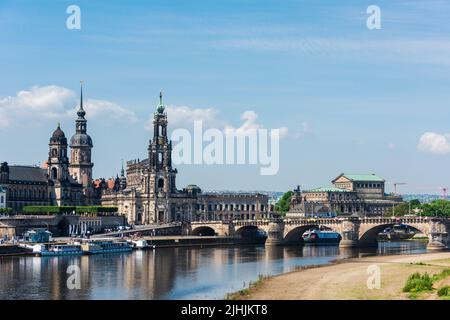 Dresden, Alemania, Mayo 2022 Vista sobre el Elba a la ciudad vieja barroca con el castillo, la iglesia del castillo católico y el Semperoper Foto de stock