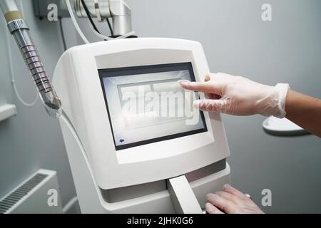 Un dispositivo láser moderno está listo para los procedimientos ginecológicos de antienvejecimiento en una clínica Foto de stock