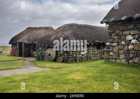 el museo skye de la vida de la isla, con una colección de edificios antiguos y exposiciones agrícolas de escocia Foto de stock