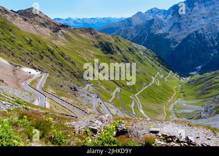 Stilfser Joch/Stelvio Pass Road a 2.758 metros con sus 48 curvas en las montañas de Ötztaler, Alpes del Este, Tirol del Sur, Italia. Foto de stock
