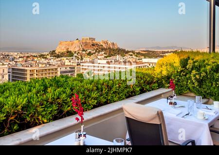 Vista de la Acrópolis desde el restaurante y bar GB Roof Garden, Atenas, Grecia. Foto de stock