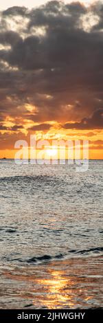 Paisaje panorámico de Waikiki Beach al atardecer en Oahu, Honolulu, Hawai. Foto de stock