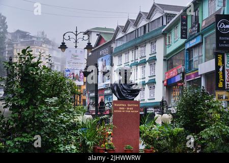 Gangtok, India - 21 de junio de 2022: Mahatma Gandhi Estatua en LA ajetreada calle MG Marg por la mañana. Foto de stock