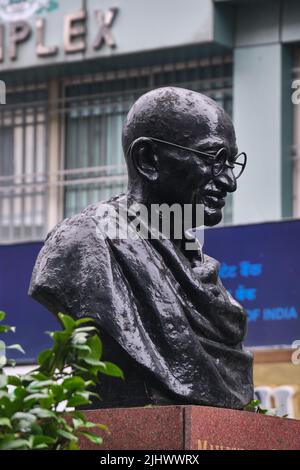 Gangtok, India - 21 de junio de 2022: Mahatma Gandhi Estatua en LA ajetreada calle MG Marg por la mañana. Foto de stock