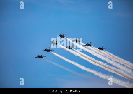 El equipo aerodinámico Sudcoreano Black Eagles se exhibe en Farnborough International Airshow Foto de stock