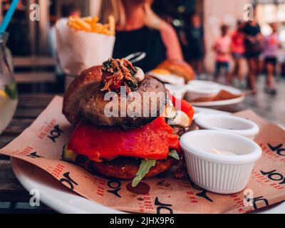 Acérquese a una hamburguesa en Praga Foto de stock