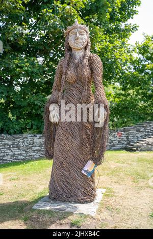 Cilgerran Cardigan Pembrokeshire Wales UK julio 13 2022 Histórica figura de arte de mimbre de una reina Pembrokeshire, Gales, Gran Bretaña Foto de stock