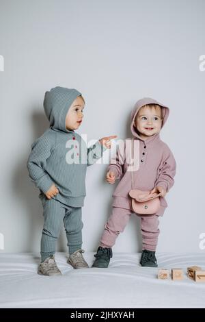 Moda para Ropa unisex neutra para Dos lindos bebés niñas o niños en un conjunto de algodón Fotografía de stock - Alamy