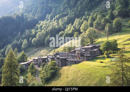 El pequeño pueblo alpino de Pagliari. Valle de Brembana. Lombardy nrd Italia Foto de stock