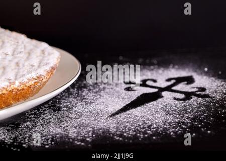 Tarta de Santiago (San James cake) famoso pastel de almendras españolas  sobre bacground negro con una silueta de cruz de Santiago hecha con azúcar  Fotografía de stock - Alamy