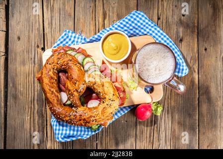 Oktoberfest sándwich de bagel pretzel. Desayuno el día Oktoberfest, receta  de hamburguesa para la fiesta de la cerveza de vacaciones. Pretzel grande  con jamón, queso, verduras frescas, w Fotografía de stock - Alamy