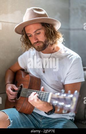 Guitarrista tocando la guitarra en casa Foto de stock
