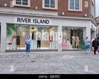 Exeter, Reino Unido - Julio de 2022: Frente de tienda de la calle River Island. River Island es una tienda de moda británica con más de 125 tiendas en todo el mundo