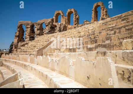 Una vista del espectador de mármol sentado dentro de las ruinas del inmenso anfiteatro romano en El Jem, Túnez. Foto de stock