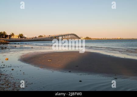 Vista del puente de Sanibel Causeway desde la playa de la isla, Fort Myers Florida