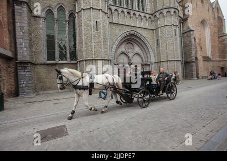 Brugges, Bélgica, los turistas que toman un paseo en carruaje, visitas a la ciudad vieja Foto de stock