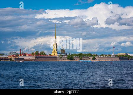 Fortaleza de San Pedro y San Pablo y Catedral. San Petersburgo, Rusia en el verano de 2022. Una de las principales atracciones turísticas de la ciudad. Arquitectura del siglo 18 Foto de stock