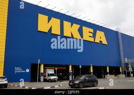 San Petersburgo, Rusia. 25th de julio de 2022. El logotipo de Ikea, anunció la venta online de sus productos tiendas, funciona como puntos de recogida. Las tiendas de la empresa