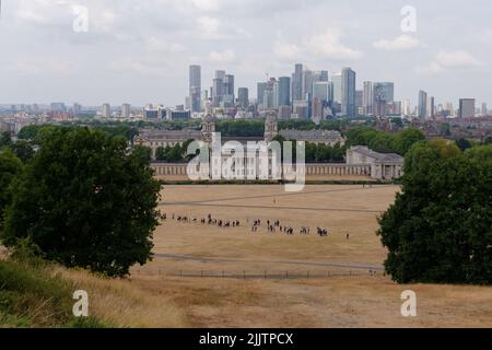 Londres, Gran Londres, Inglaterra, Julio 20 2022: Universidad, Queens House y Canary Wharf en el fondo como visto desde Greenwich Park.