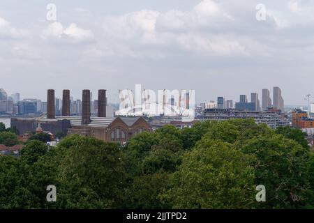 Londres, Gran Londres, Inglaterra, Julio 20 2022: O2 Arena Anteriormente era la Millennium Dome con chimeneas cercanas en North Greenwich.