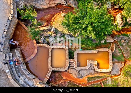 Las fuentes termales en Kokkino Nero (literalmente 'Agua Roja') pueblo, Agia Municipio, Larissa, Tesalia, Grecia. Foto de stock