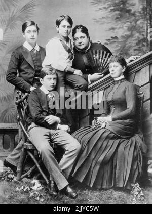 Cuando la reina María era la princesa Victoria María -- una imagen hecha alrededor de 1885, mostrando a la princesa María, duquesa de Teck, con sus cuatro hijos. A la derecha, sentada está la Princesa Victoria María, entonces Dieciocho, que ahora es la Reina María de Inglaterra. Los otros niños son el difunto marqués de Cambridge; la difunta princesa Francisco de Teck; y Su Alteza Real, el conde de Athlone. 05 de mayo de 1935. (Foto de International News Photo).