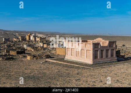 Cementerio alrededor de la Mezquita Cueva Shakpak Ata, Mangystau, Kazajstán, Asia Central, Asia Foto de stock