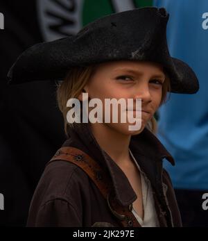 BIDEFORD, DEVON, INGLATERRA - JULIO 24 2022: Joven pirata participando en el Festival Anual del Agua en el río Torridge en Bideford. Foto de stock