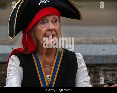 BIDEFORD, DEVON, INGLATERRA - JULIO 24 2022: Pirata en el Festival Anual del Agua en el río Torridge en Bideford. Foto de stock
