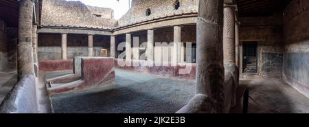 OPLONTIS, ITALIA - 03 DE MAYO de 2022 - Habitaciones de la antigua Villa romana Oplontis cerca de Pompeya, el sur de Italia Foto de stock