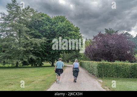 Madre e hijo de Staffordshire Lakeside caminando alrededor de bosques, Stoke-on-Trent Reino Unido.