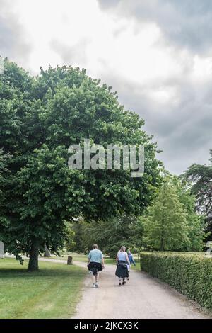Madre e hijo de Staffordshire Lakeside caminando alrededor de bosques, Stoke-on-Trent Reino Unido.