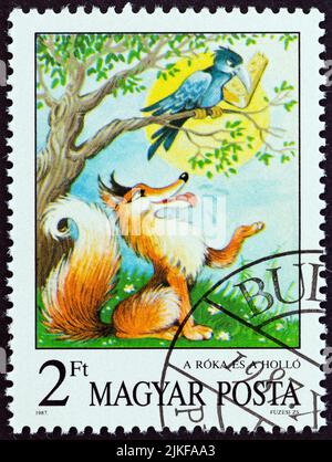 HUNGRÍA - CIRCA 1987: Un sello impreso en Hungría de la edición de 'Cuentos de hadas' muestra el zorro y el cuervo (Esop), circa 1987. Foto de stock