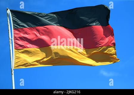 17.04.2022, Alemania, Brandeburgo, Hoppegarten - Bandera nacional de la República Federal de Alemania. 00S220417D327CAROEX.JPG [VERSIÓN DE MODELO: NO, PROPIEDAD Foto de stock