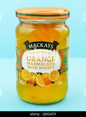 Hamburgo, Alemania - 30 2022 de julio: Mermelada de naranja de Mackays con whisky Foto de stock