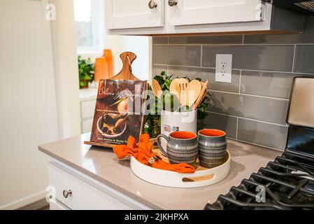 Utensilios de cocina modernos en el interior de la cocina contemporánea.  Concepto de cocina confortable Fotografía de stock - Alamy