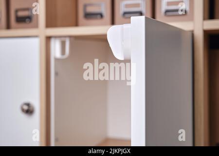 Bloqueo magnético a prueba de niños para bloquear puertas de armarios y  cajones de muebles domésticos Fotografía de stock - Alamy