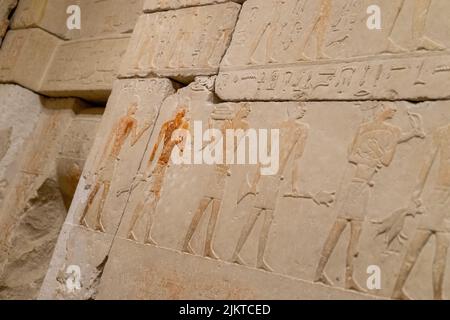Un primer plano de jeroglíficos en lápidas egipcias Foto de stock